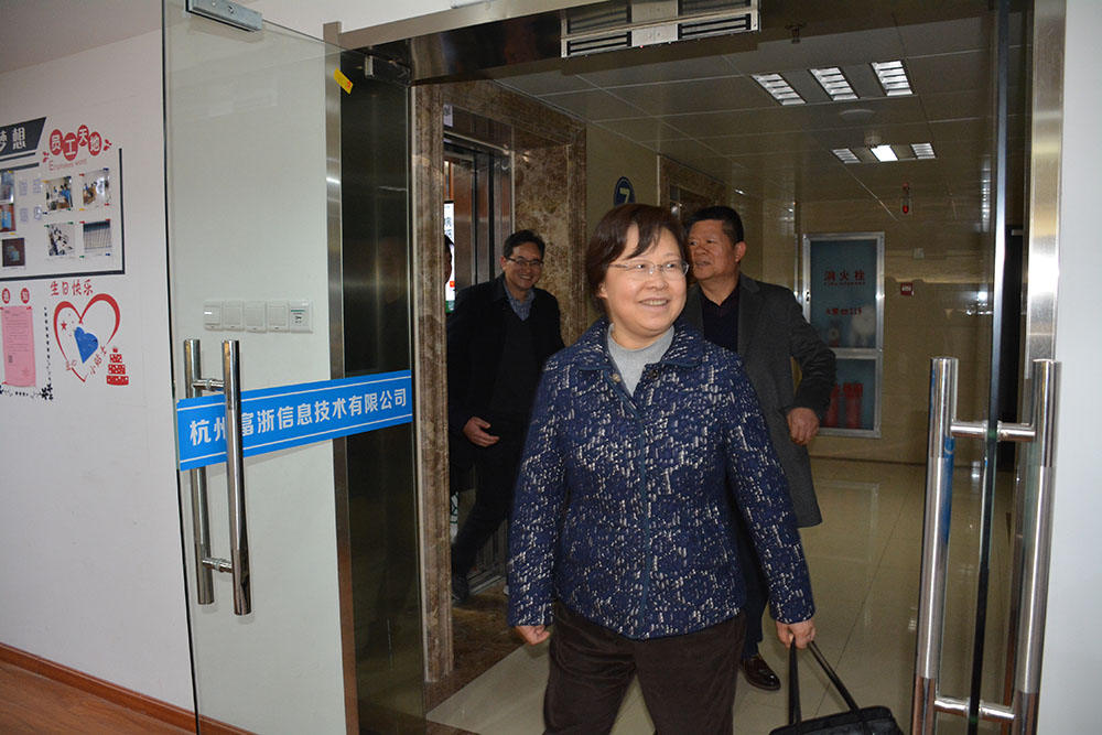 省委副秘書長(zhǎng)、省檔案局局長(zhǎng)劉蕓帶隊(duì)來公司開展“服務(wù)企業(yè)、服務(wù)群眾、服務(wù)基層“活動(dòng)1.jpg