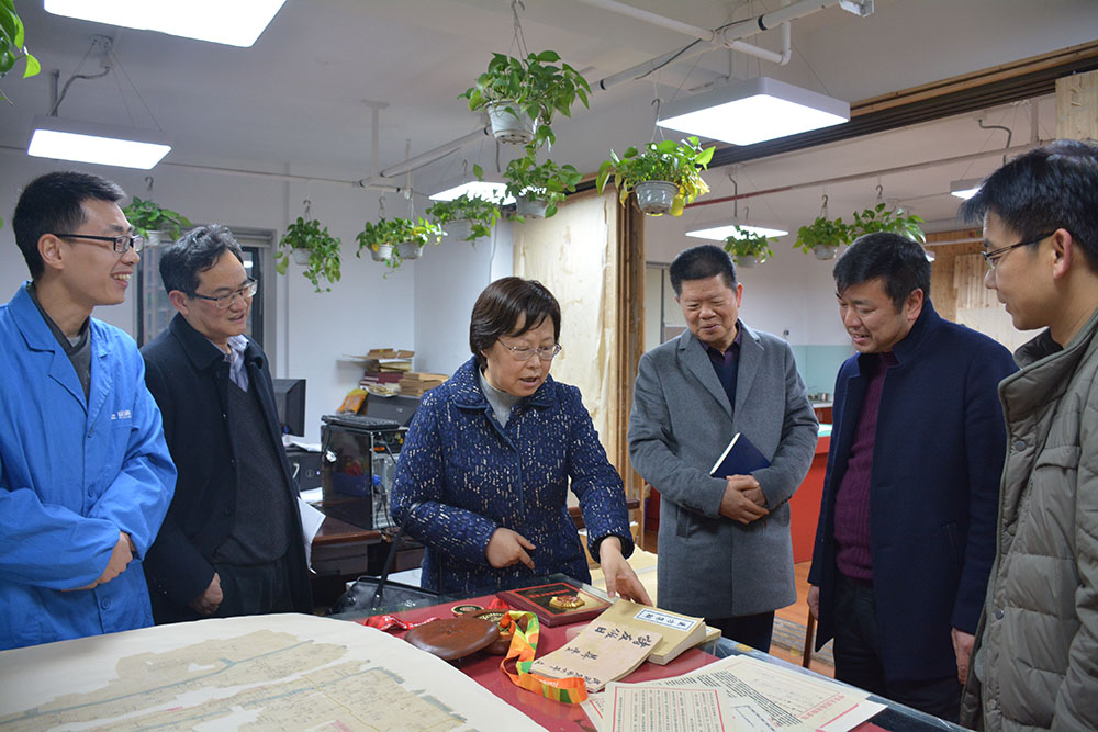 省委副秘書長(zhǎng)、省檔案局局長(zhǎng)劉蕓帶隊(duì)來公司開展“服務(wù)企業(yè)、服務(wù)群眾、服務(wù)基層“活動(dòng)2.jpg